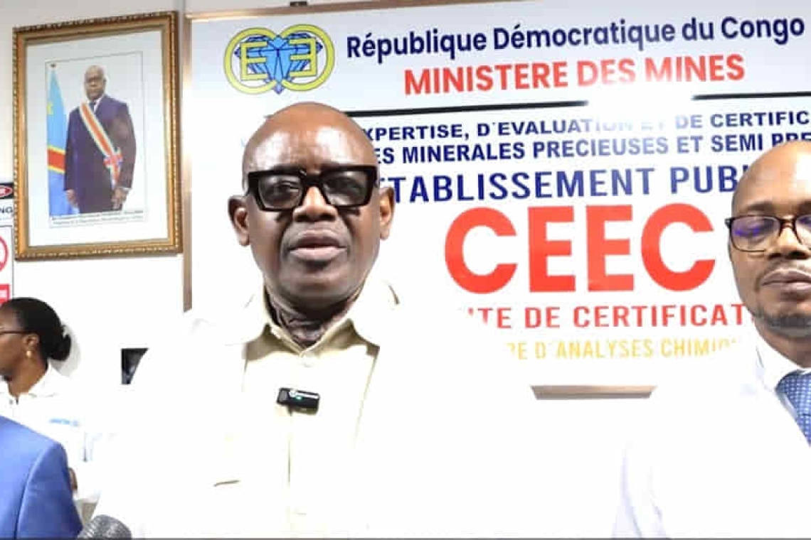 Visite au laboratoire du CEEC à Musompo Le Ministre des Mines Louis Watum félicite la gestion de Freddy Muamba