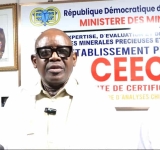 Visite au laboratoire du CEEC à Musompo Le Ministre des Mines Louis Watum félicite la gestion de Freddy Muamba